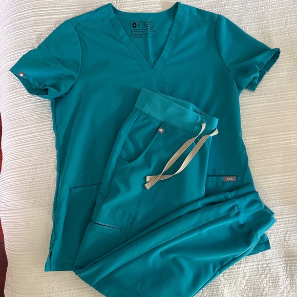 Figs scrubs - Picture 1 of 3